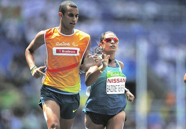 O guia Fernando com Renata, na prova que classificou a serrana para a final. Foto: Alaor Filho CPB