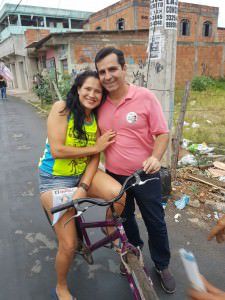  O candidato do PT, Givaldo Vieira, cumprimenta eleitora no bairro Jardim Carapina. Foto: Divulgação