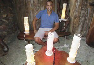 Leandro leva de quatro dias a uma semana para produzir uma luminária. Foto: Fábio Barcelos