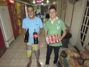 Nelcyr e Gabriel entregam desde cervejas a refrigerantes e carvão. Foto: Fábio Barcelos