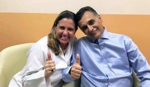 O prefeito Audifax, ao lado da esposa, Mara Rejane, após receber alta da UTI. Foto: Reprodução Facebook