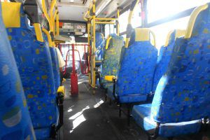 a queda, a mulher teria se machucado gravemente, sendo necessário realizar diversos procedimentos médicos