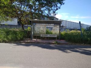 abrigo de onibus danificado