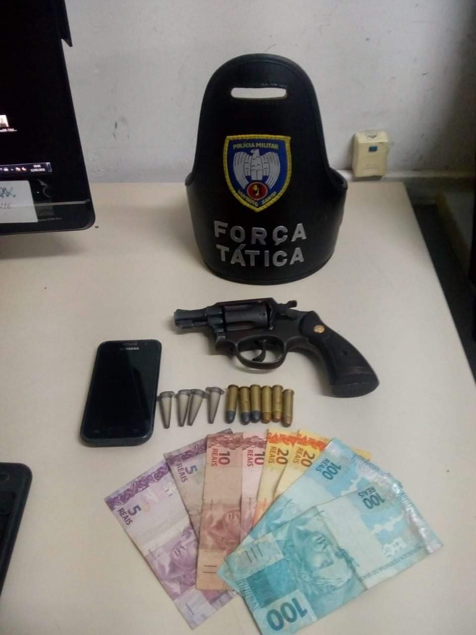 Revólver apreendido