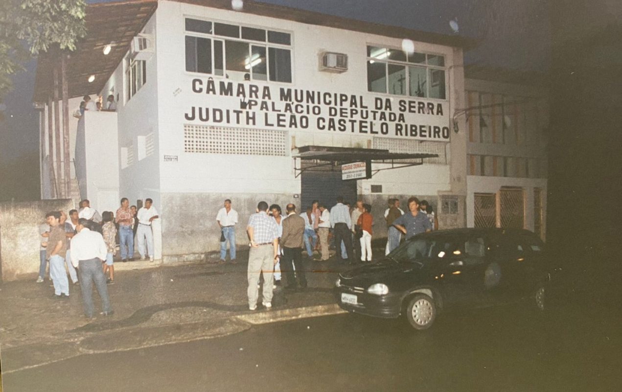 Câmara da Serra na sede antiga, população comparecia em peso - 1998. Crédito: Acervo/TN. serra