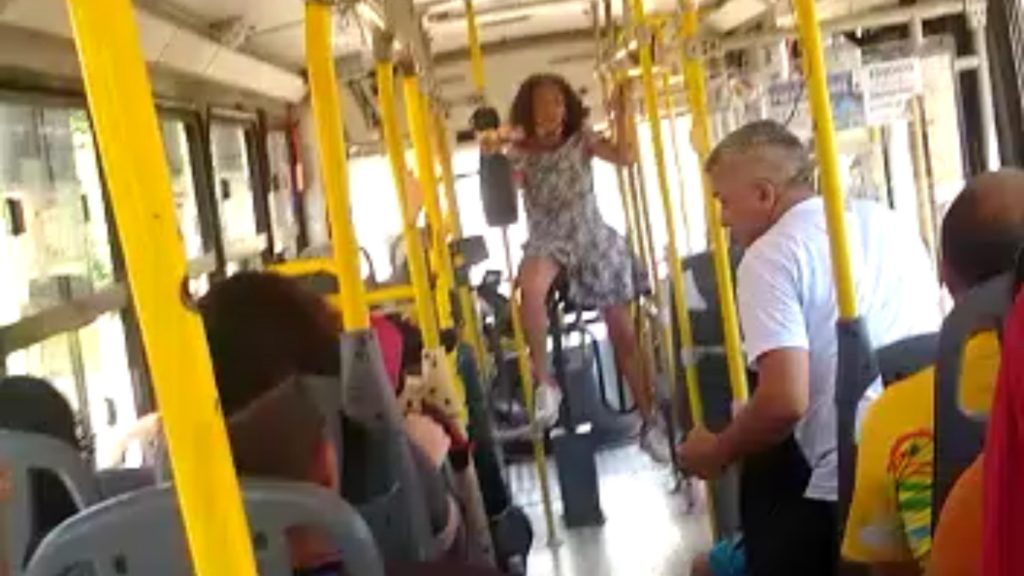 Veja vídeo: mulher sobe em roleta e oferece partes íntimas para passageiros