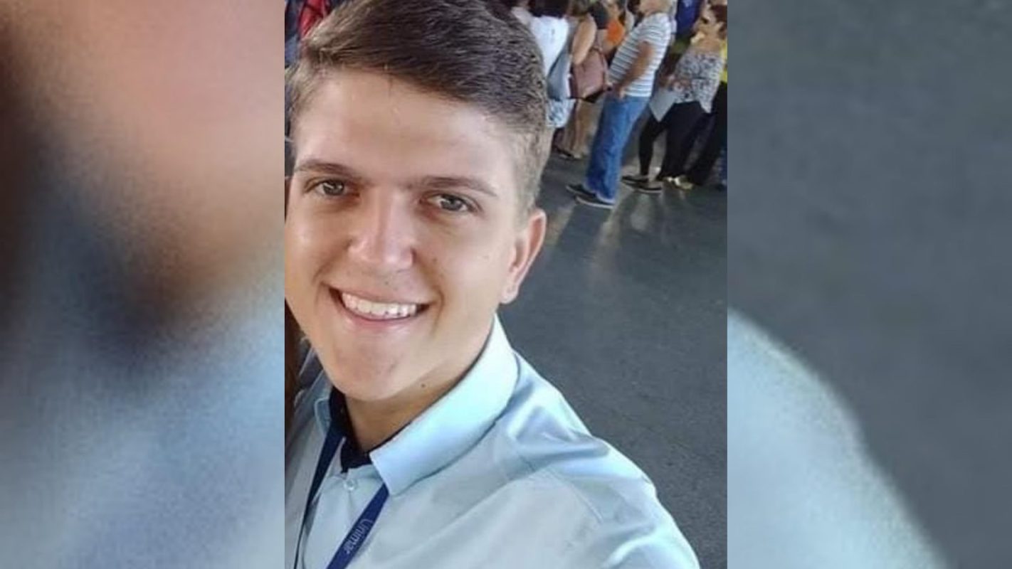 jovem de feu rosa serra