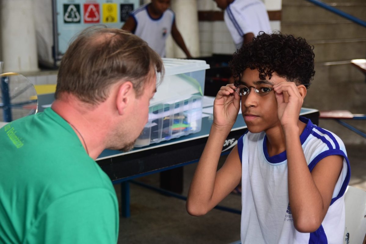 Menino escolhe óculos durante o programa De Olho no Futuro do Instituto Unimed Vitória - Divulgação Serra