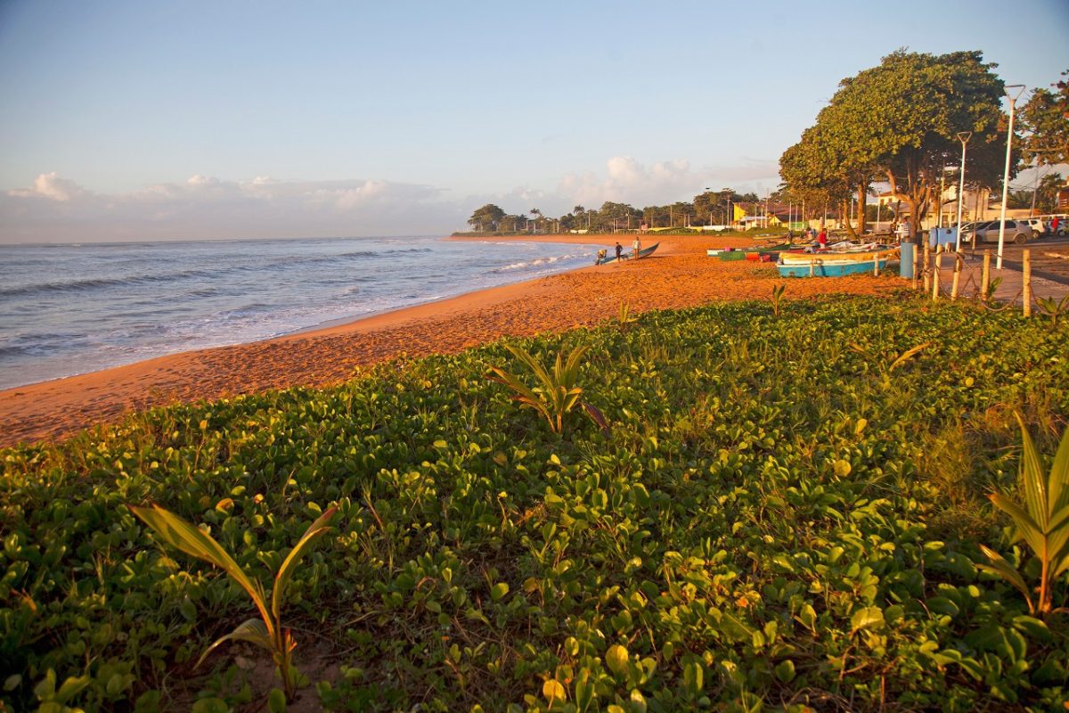 Praia de Manguinhos serra