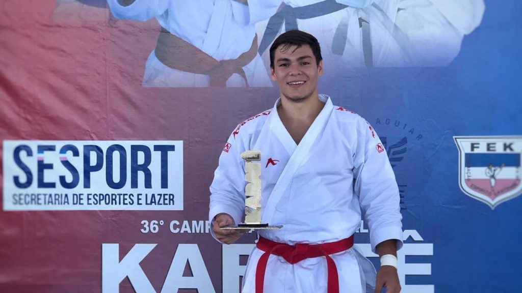 Bruno Conde se destaca e conquista o ouro no Estadual de Karatê na Serra