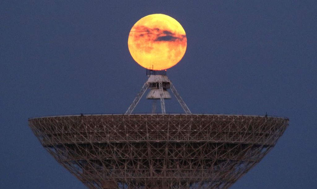 2022-05-16t084451z_220613509_rc248u90dgjq_rtrmadp_3_lunar-eclipse-crimea lua