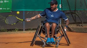 tenista em cadeira de rodas da Serra