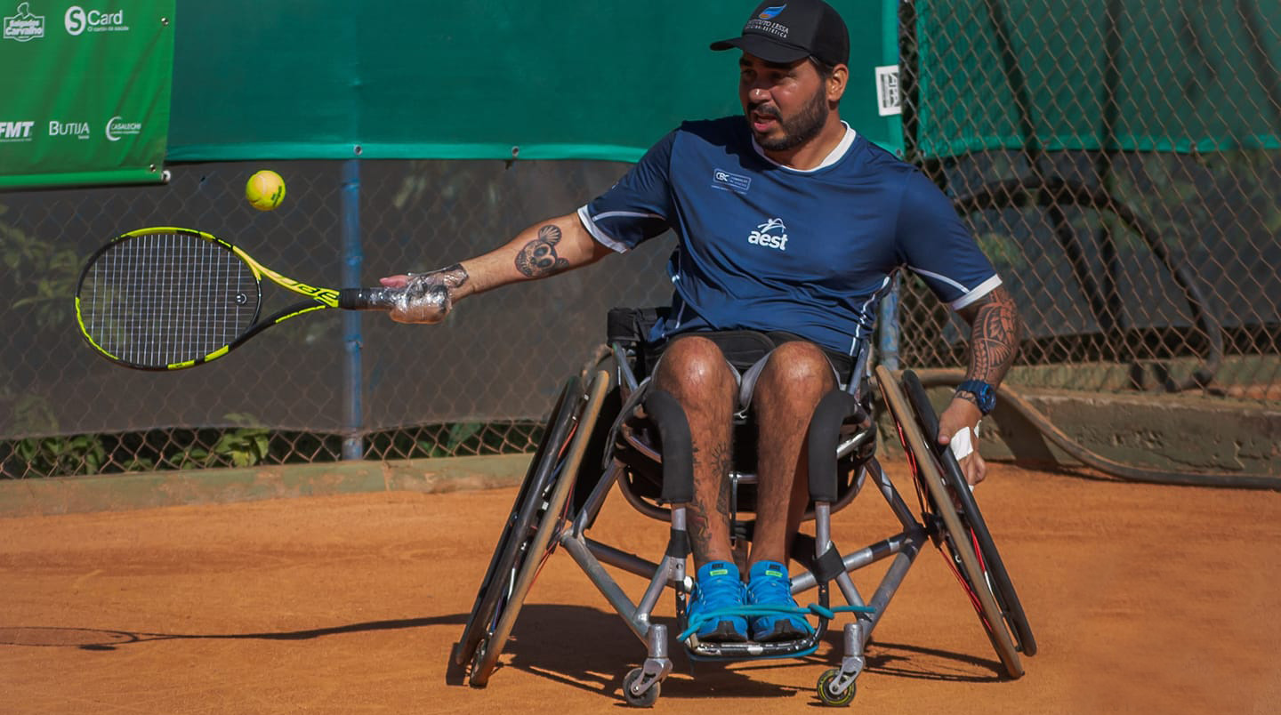 tenista em cadeira de rodas da Serra