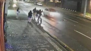 Mulher morre atropelada após ser agredida e deixada desacordada na rua