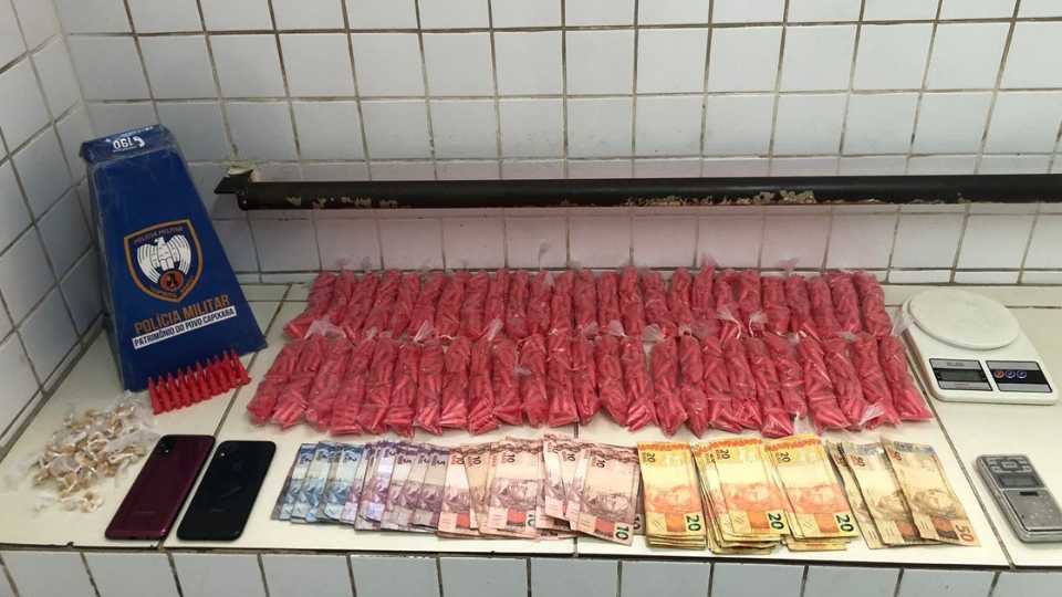Polícia apreende 1.500 pinos de cocaína e R$ 2 mil na Serra