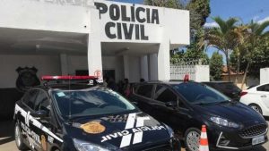 Jovem é presa após ameaçar avó com faca, enforcá-la e roubar seu carro