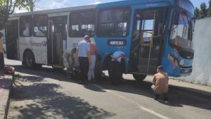 Vídeo: motociclista ‘atropela’ ônibus do Transcol na Serra