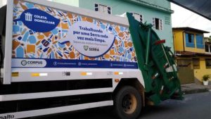 Ônibus bate caminhão de lixo e passageiros ficam feridos na Serra