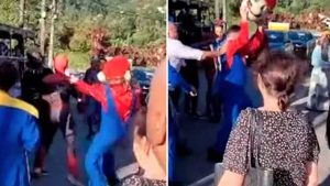 Vídeo: homem-Aranha, Pantera Negra e Mário trocam socos em briga na rua