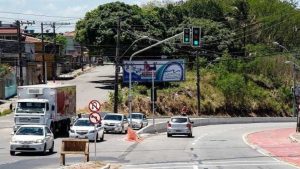Grave acidente entre moto e carro deixa motociclista ferido na Serra Barcelona