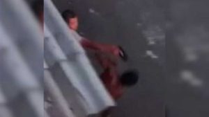 Vídeo: policial é flagrado agredindo e apontando arma para morador da Serra