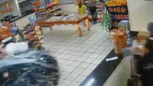 Vídeo: idosa confunde pedais de carro e invade padaria