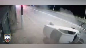 Deu ruim! Após roubo, bandidos capotam com carro e são presos na Serra