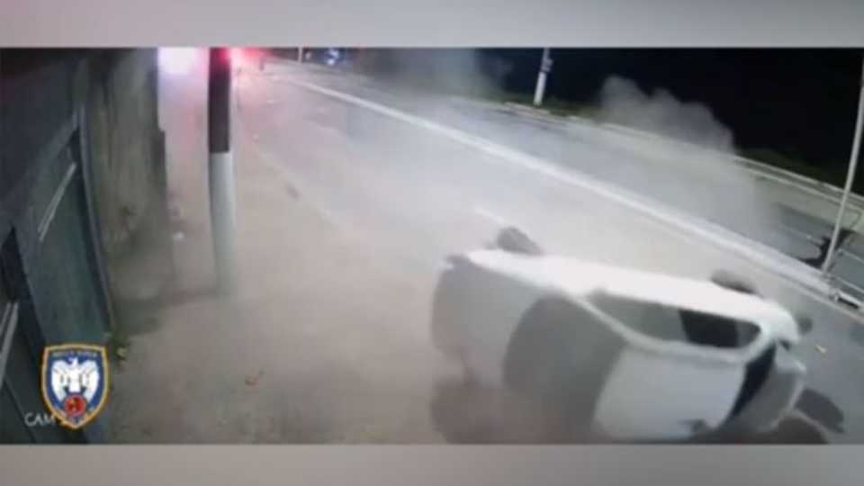 Deu ruim! Após roubo, bandidos capotam com carro e são presos na Serra