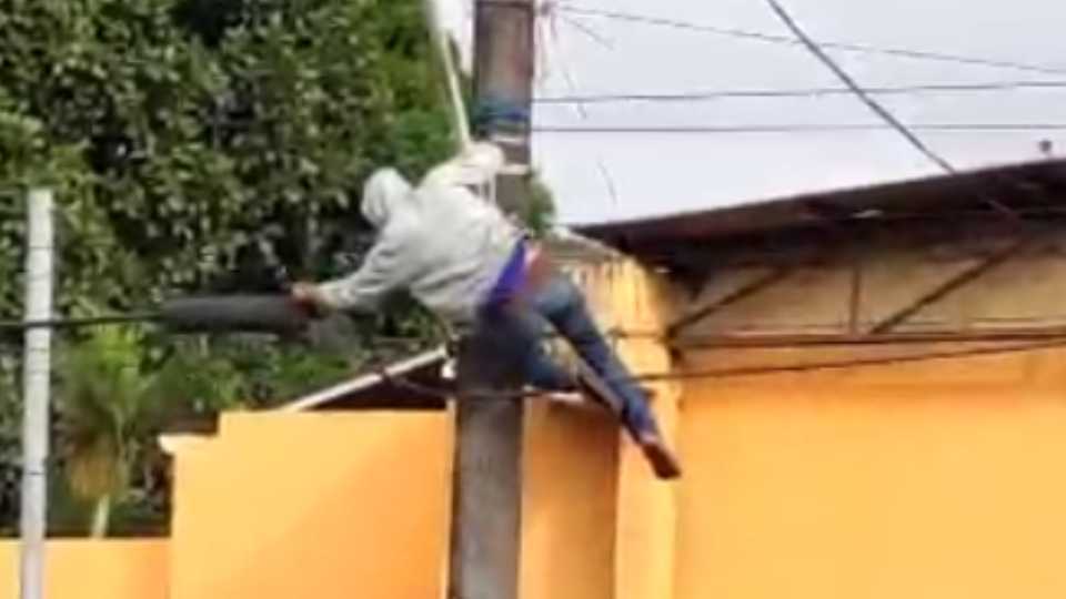 Homem Fios Fiação Poste de energia Guarda da Serra