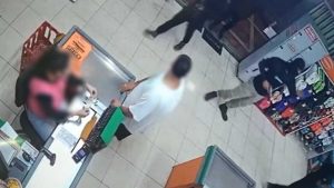 Bandidos disfarçados de policiais Serra Supermercado Clientes Reféns