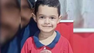 Criança Menino Escorpião