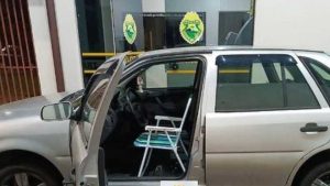 Homem carro cadeira de praia