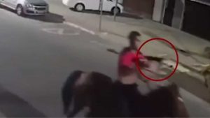 Cavaleiros armados Cavalo Bandidos Serra Tiroteio