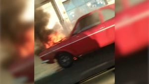 Carro pega fogo Serra