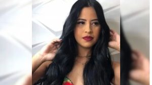 Jovem Serra Abaixar vidro de carro