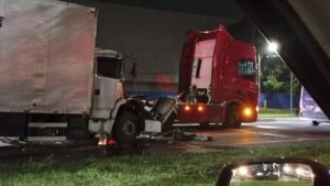 Acidente BR-101 Serra Caminhões