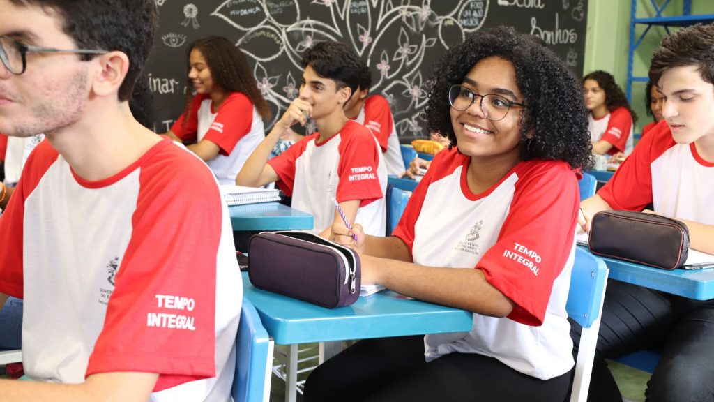 Ensino médio Poupança Alunos Estudantes