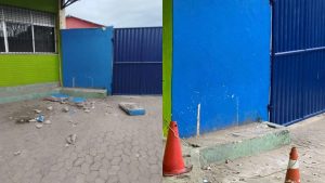 Serra Escola Muro Adolescente Aluno Dedo