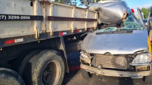 Serra Acidente Van escolar Carreta