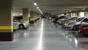 Serra Supermercado Homem Estacionamento