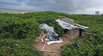 Morador de rua invade restinga e constrói casa improvisada em praia da Serra