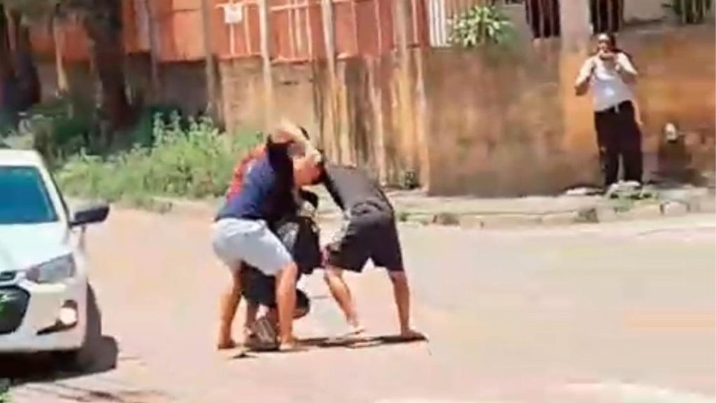 moradores espancam suspeito
