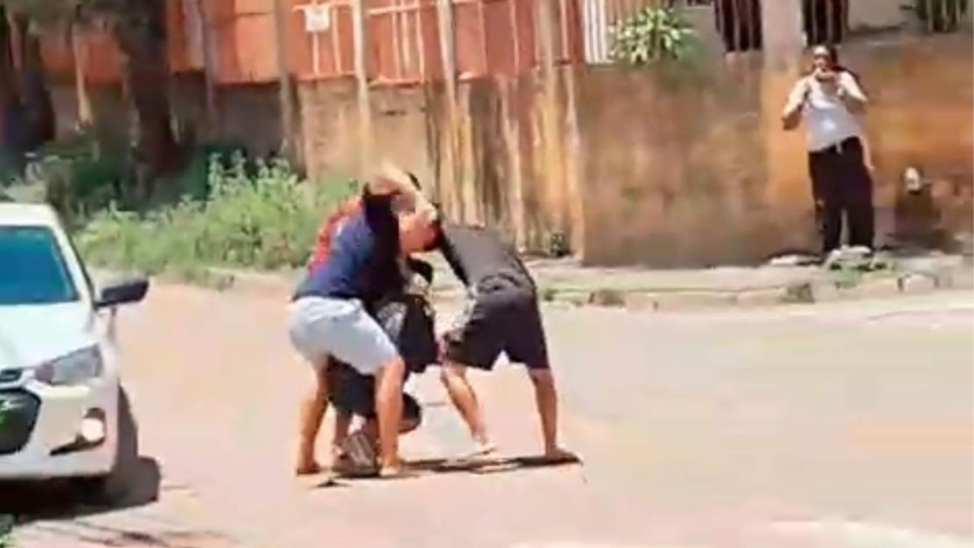 moradores espancam suspeito