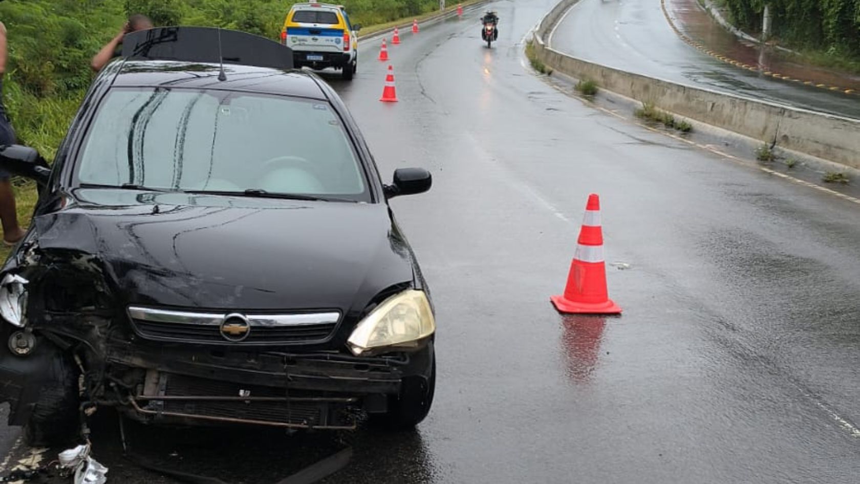 veículo-poste-serra