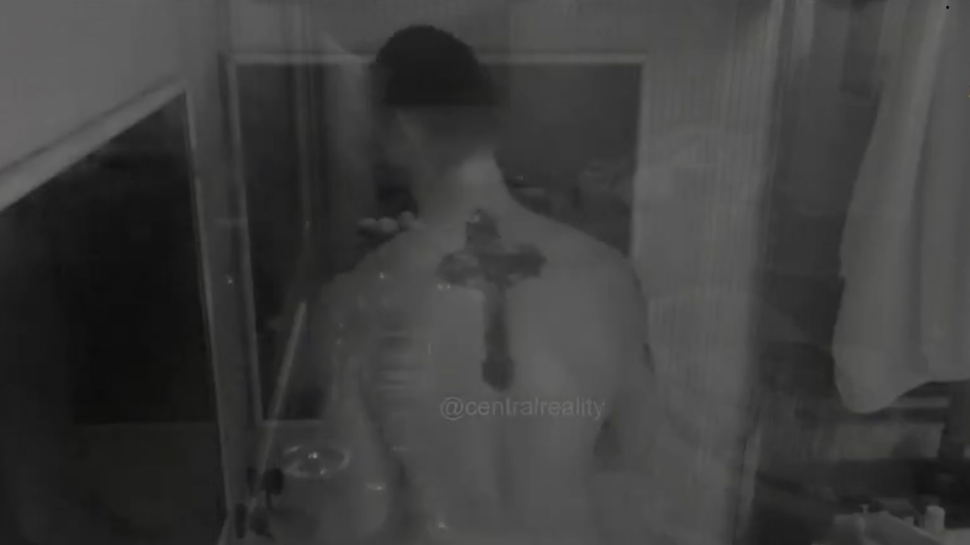 Jonas toma banho pelado no quarto do líder do BBB 26