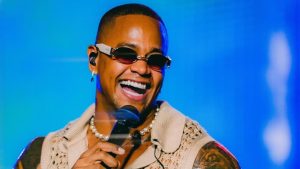 Leo Santana é quem canta no BBB 26 hoje