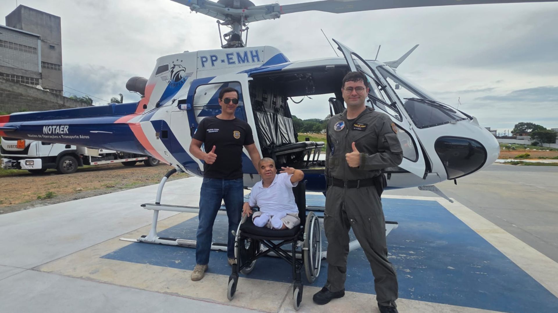 Jovem com deficiência realiza sonho de conhecer helicópteros com ajuda de delegado da Serra