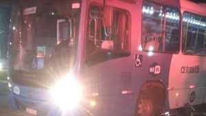 mulher em bicicleta elétrica serra