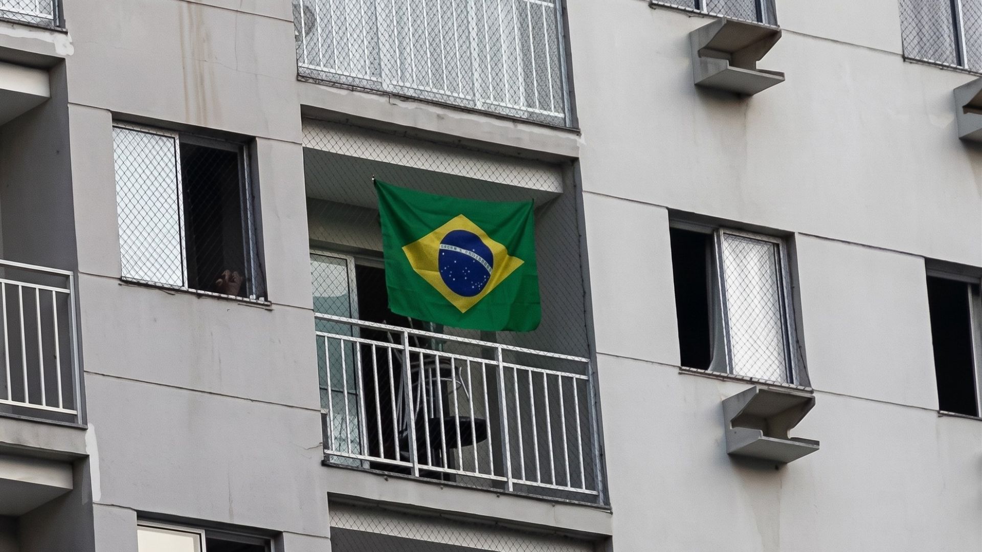 Bandeira do Brasil Janelas Varandas Copa do Mundo Eleições Condomínios