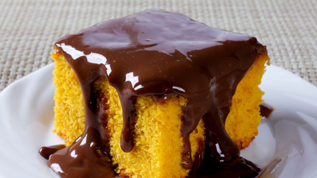BOLO DE CENOURA com calda de chocolate